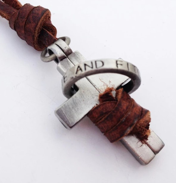 collar en cruz