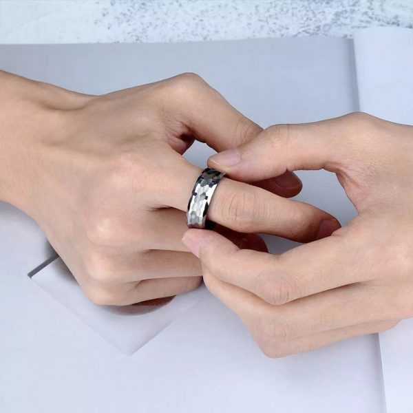 Anillo Inox plateado con detalles en el centro