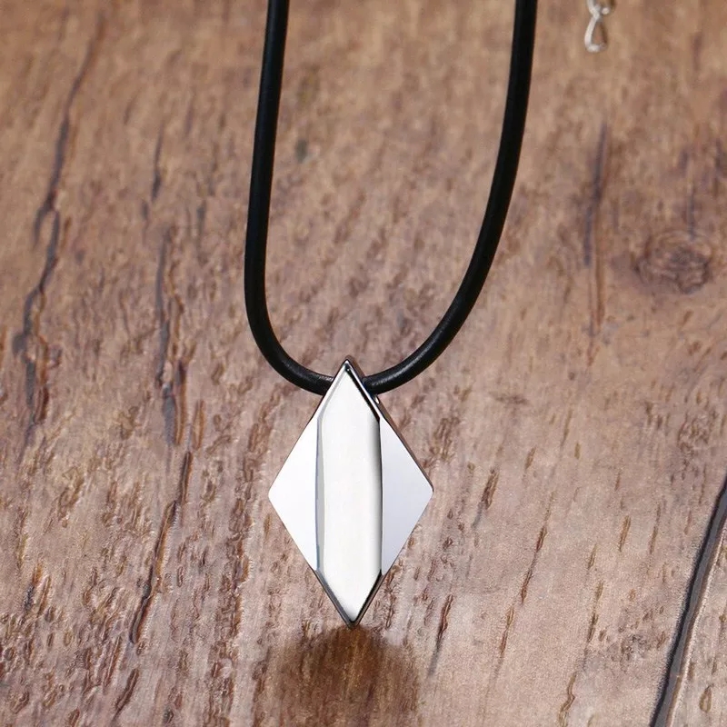 Collar de acero plateado diamante