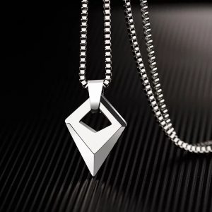 Collar de acero en forma de diamante