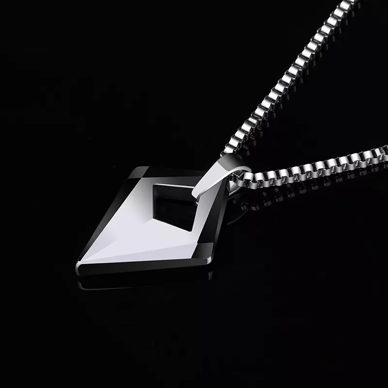 Collar de acero en forma de diamante