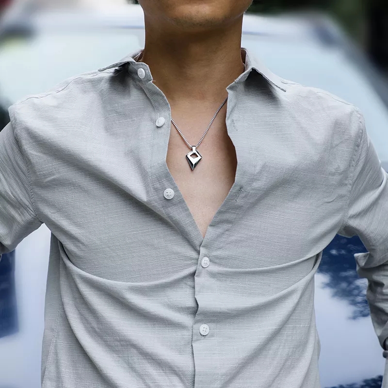 Collar de acero en forma de diamante