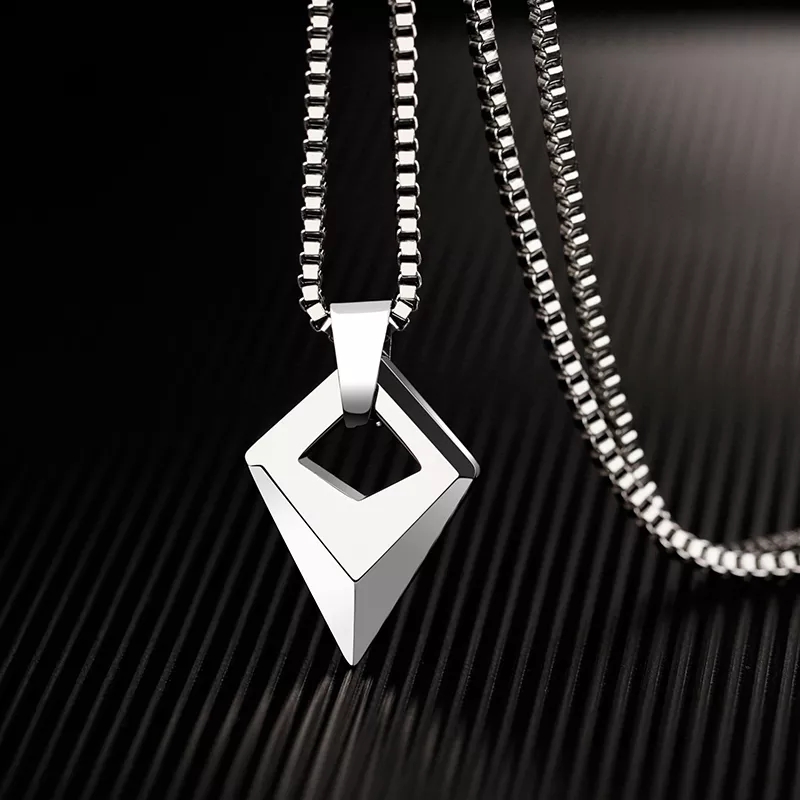 Collar de acero en forma de diamante